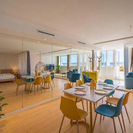 French Riviera Loft Panoramic Sea View, Beachfront Apartmán *