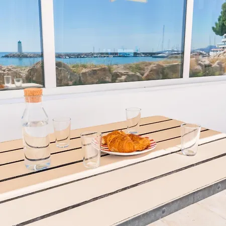 아파트 French Riviera Loft Panoramic Sea View, Beachfront 빌뇌브루베